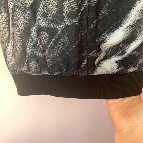 Three quarter white black grey top blouse sport chic animal snake tiger leopard - Picture 5 of 13